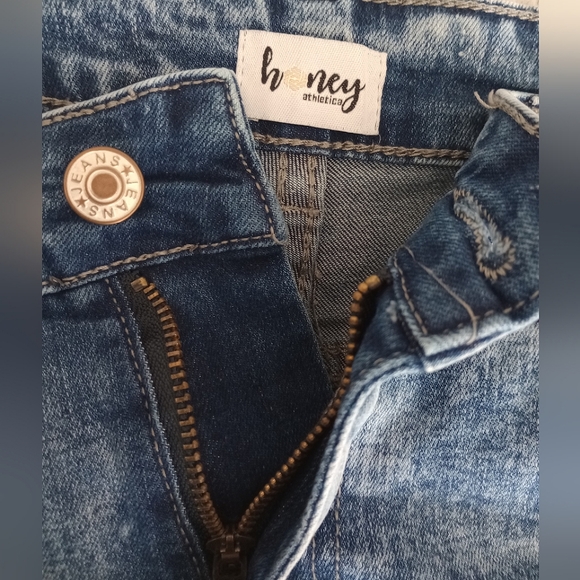 Medium wash high-waisted denim shorts, size Small - Picture 4 of 7